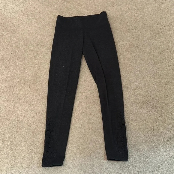 Aerie gray leggings size small flower like cut out design bottom of leg - Picture 3 of 6